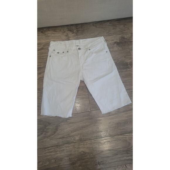 True Religion White Denim Ricky Relaxed Straight White Cut-Off Shorts Size 33 - Picture 1 of 10